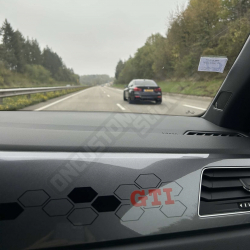 GTI-WABENAUFKLEBER FÜR ARMATURENBRETT